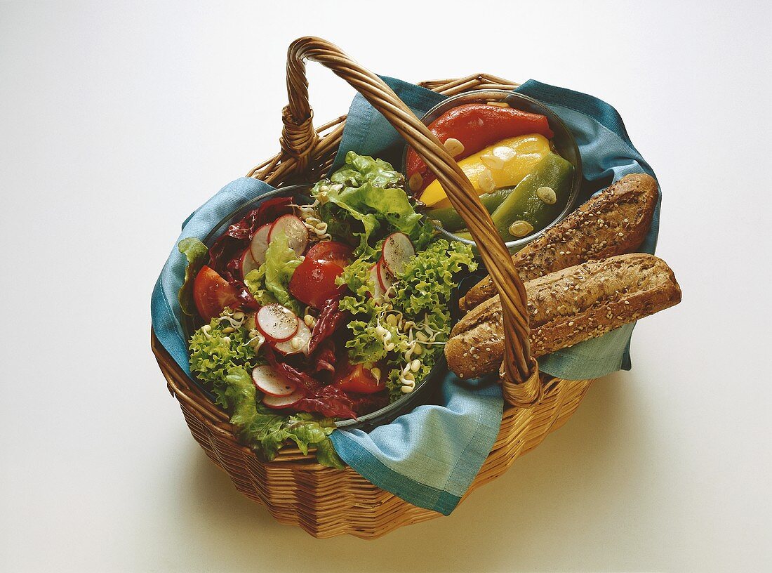 Picknickkorb: Salat & eingelegte Paprika