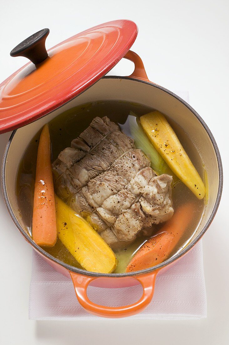 Gekochtes Rindfleisch mit Suppengemüse im Kochtopf
