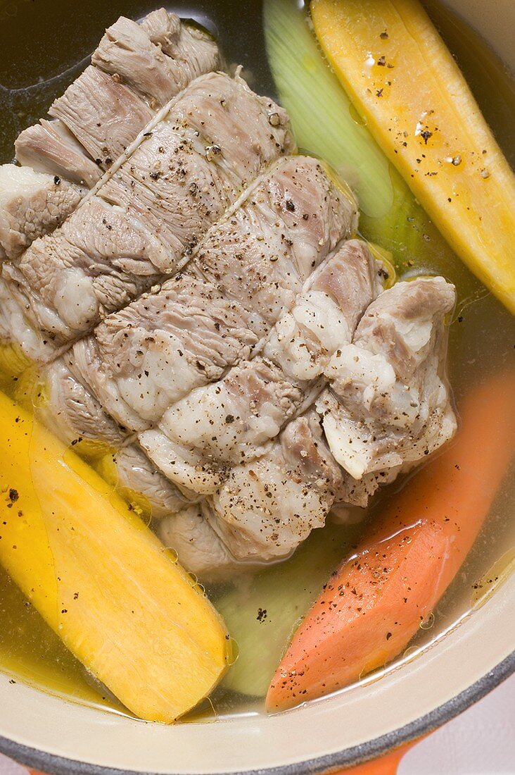 Gekochtes Rindfleisch mit Suppengemüse im Kochtopf (Close Up)