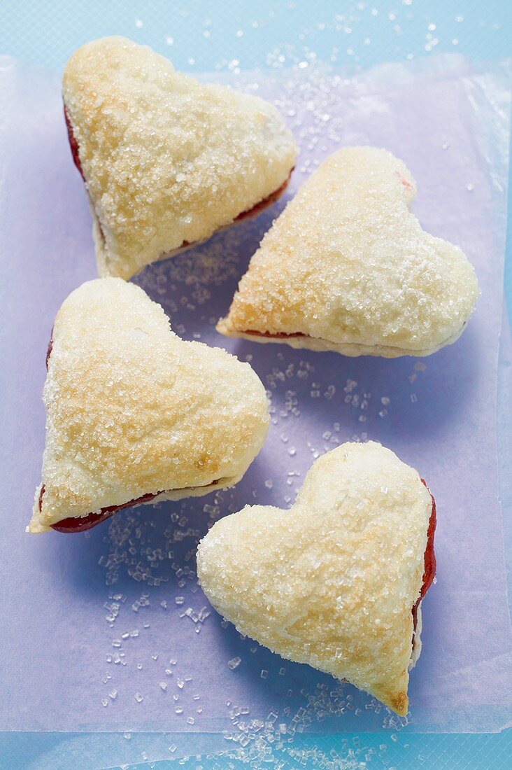 Herzförmige Marmeladenplätzchen mit Zucker