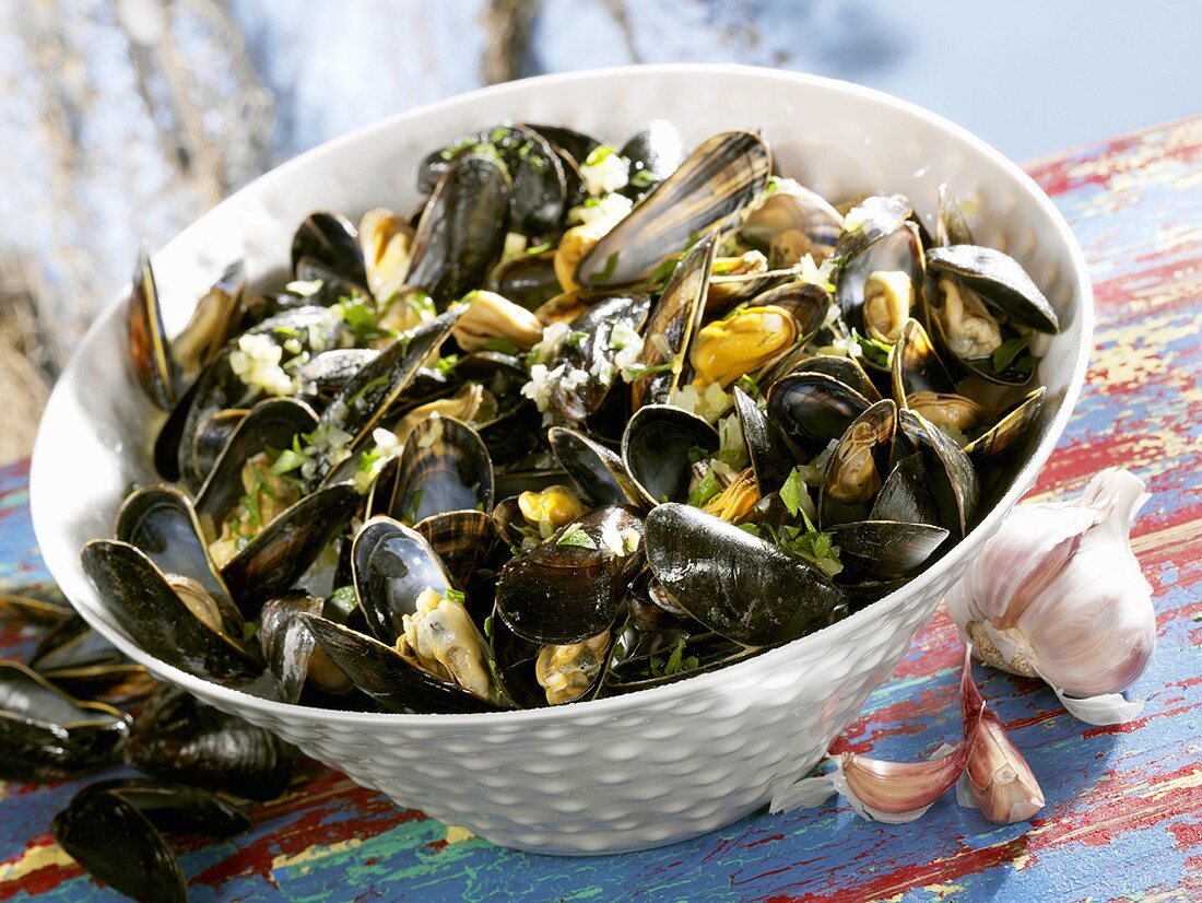 Mussels in white wine broth with garlic