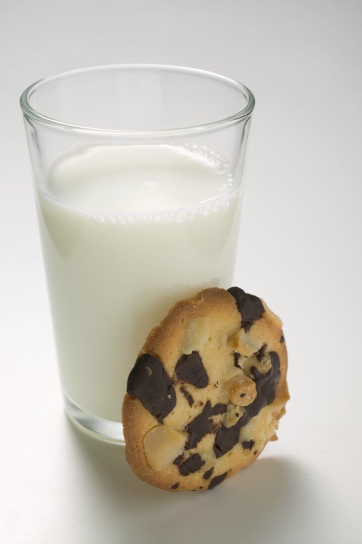 Chocolate Chip Peanut Cookie neben Glas Milch
