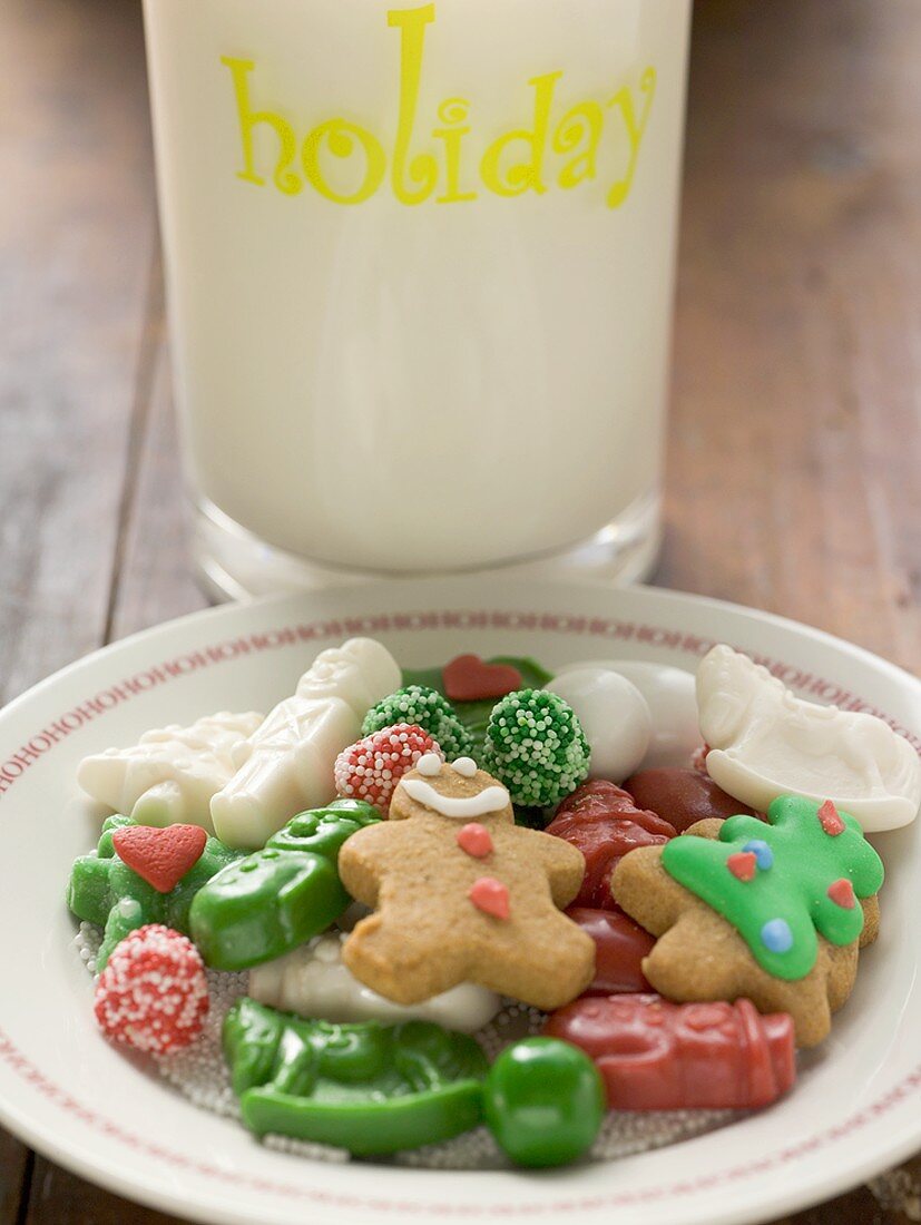 Weihnachtsplätzchen und Süssigkeiten auf Teller