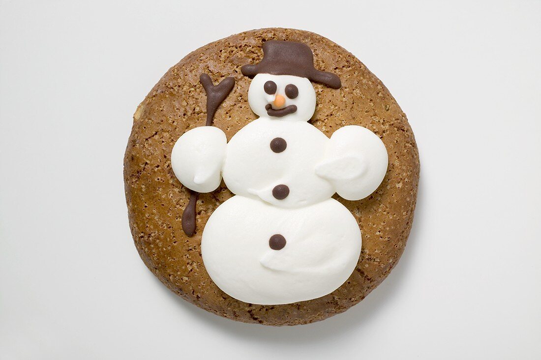 Round gingerbread with snowman decoration
