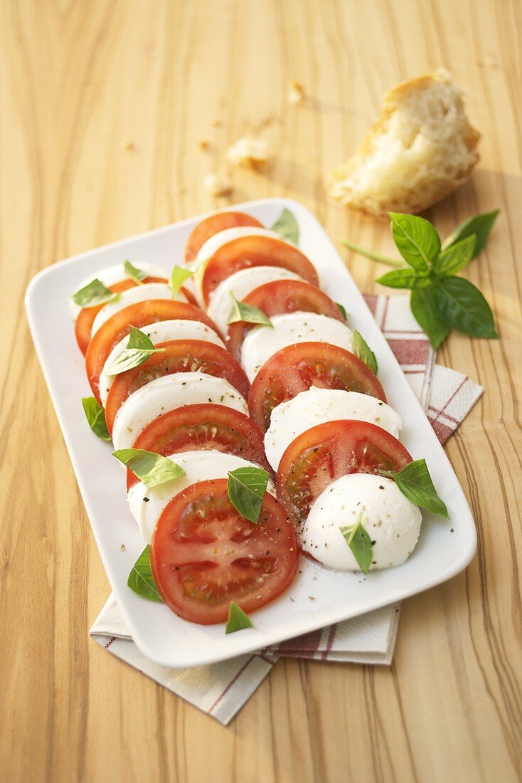 Tomaten mit Mozzarella und Basilikum