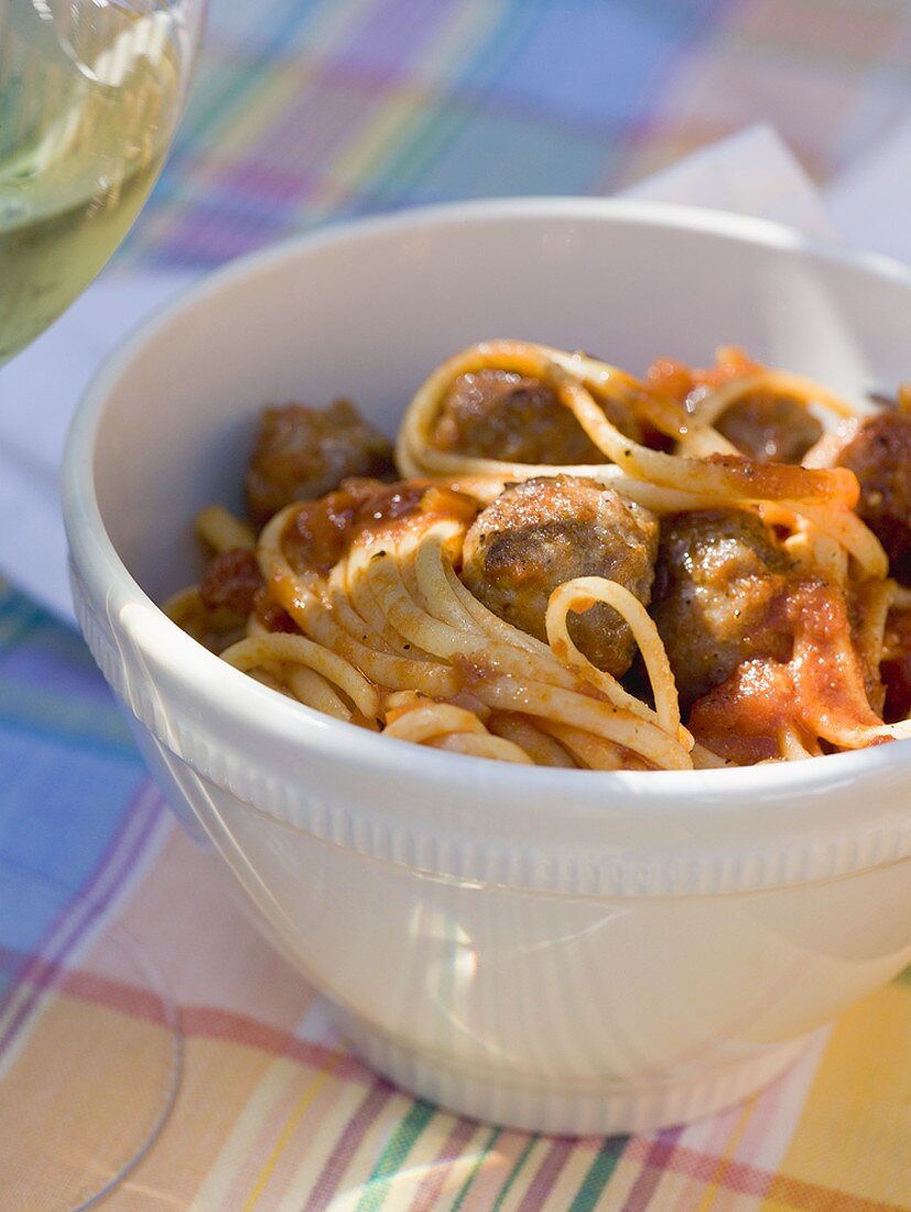 Linguine mit Hackbällchen und Tomatensauce