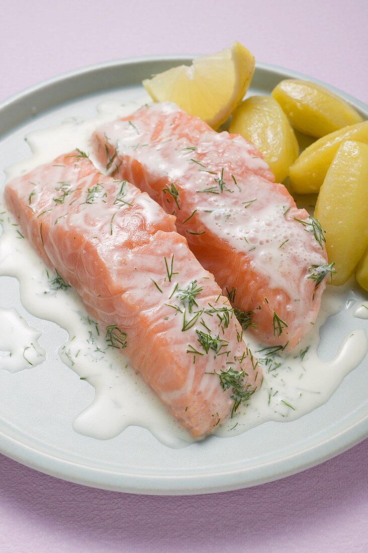 Salmon fillets with dill sauce and boiled potatoes