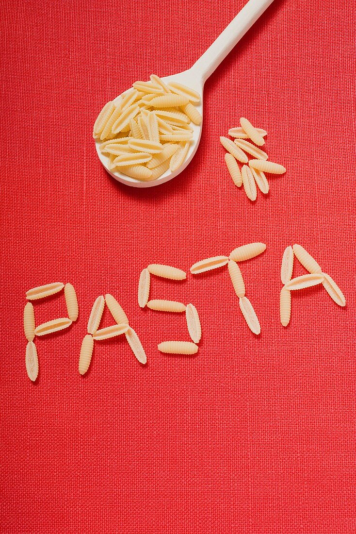 Schriftzug Pasta aus Nudeln, Nudeln auf Kochlöffel