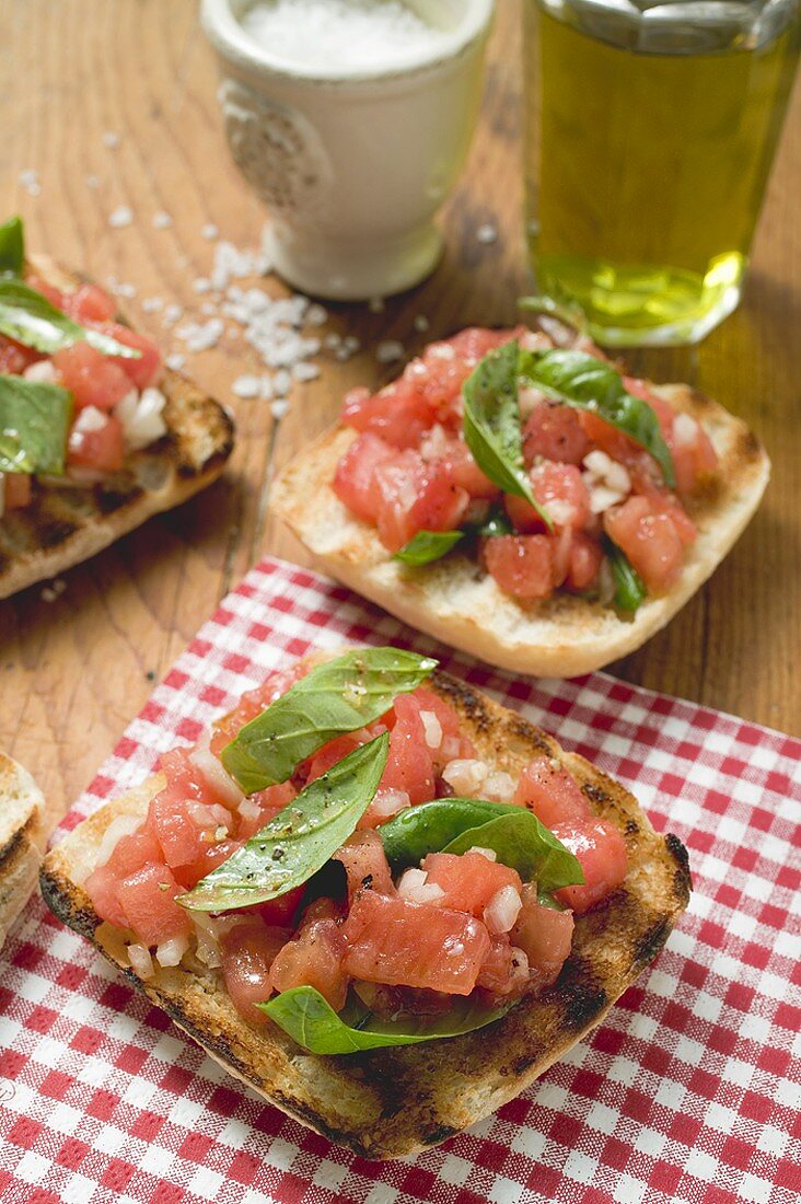 Bruschetta mit Tomatensalsa und Basilikum