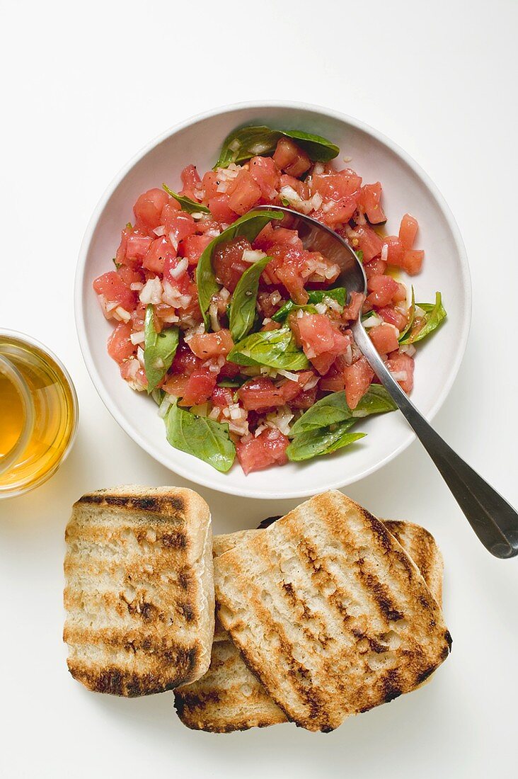 Tomatensalsa mit frischem Basilikum, gegrilltes Weißbrot