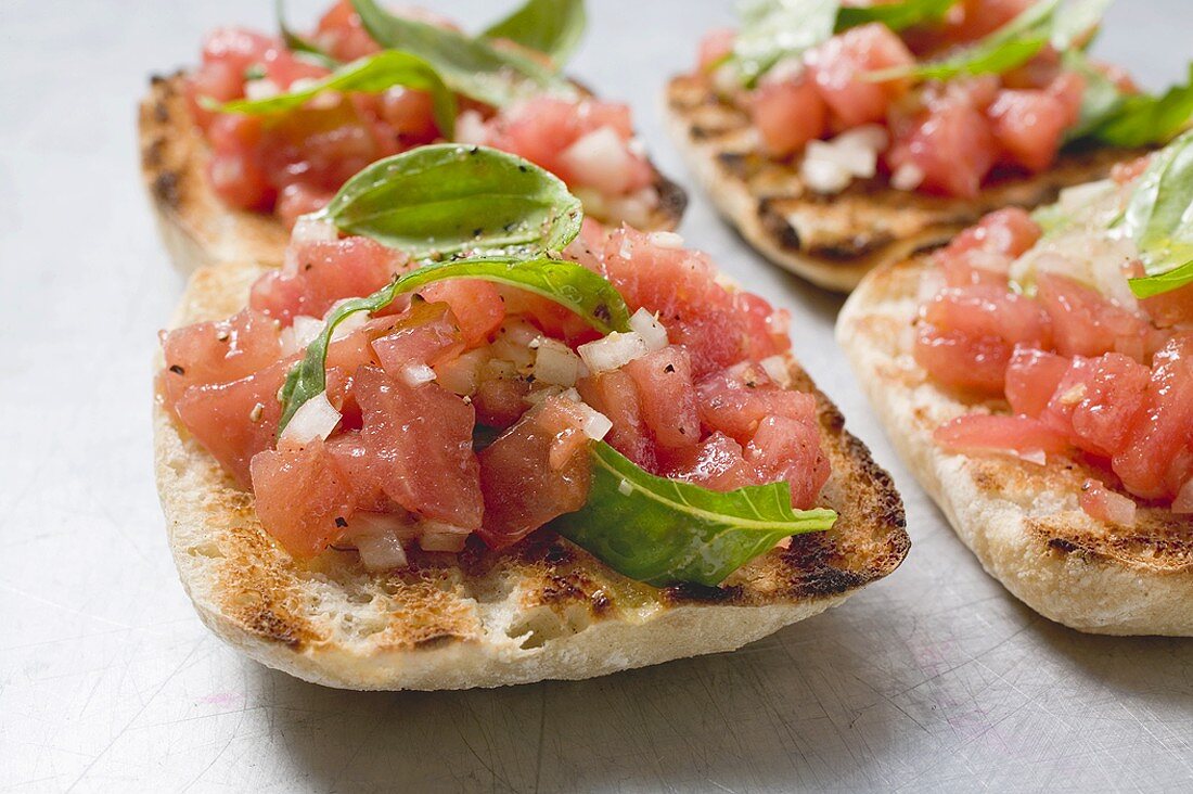 Bruschetta mit Tomatensalsa und Basilikum