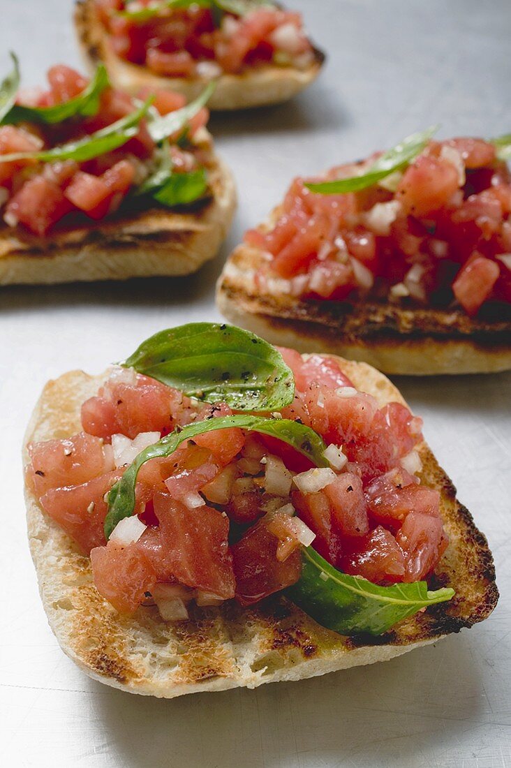 Bruschetta mit Tomatensalsa und Basilikum