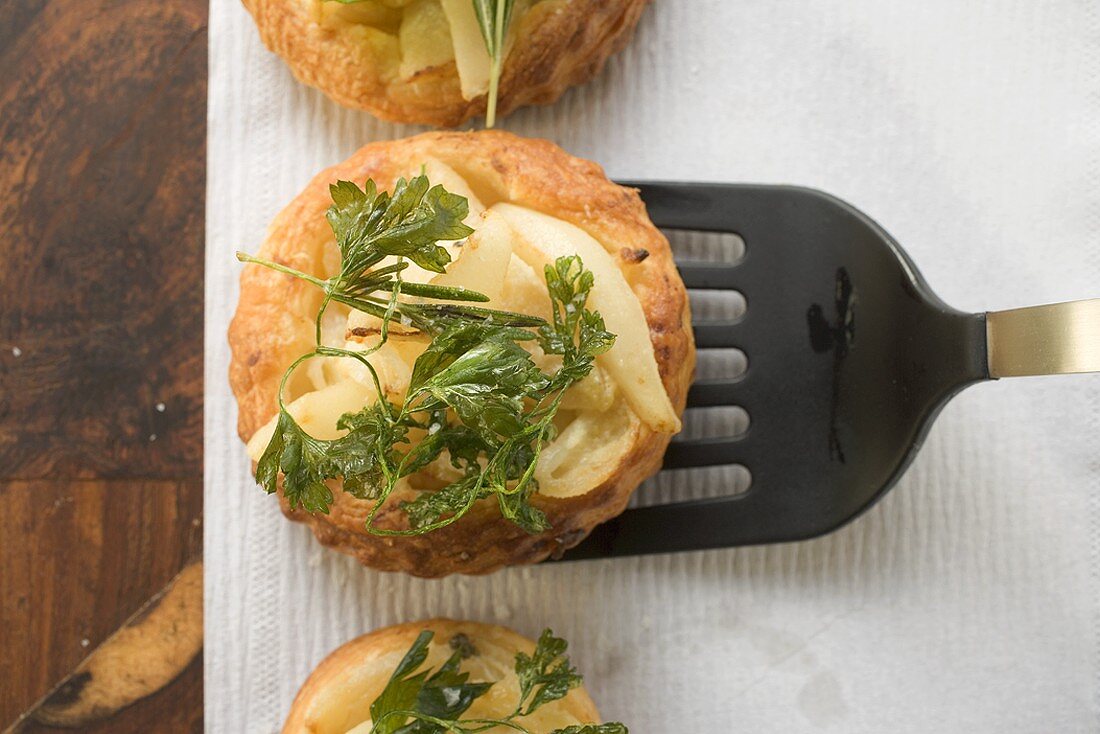 Pikante Birnenpastetchen mit frittierter Petersilie