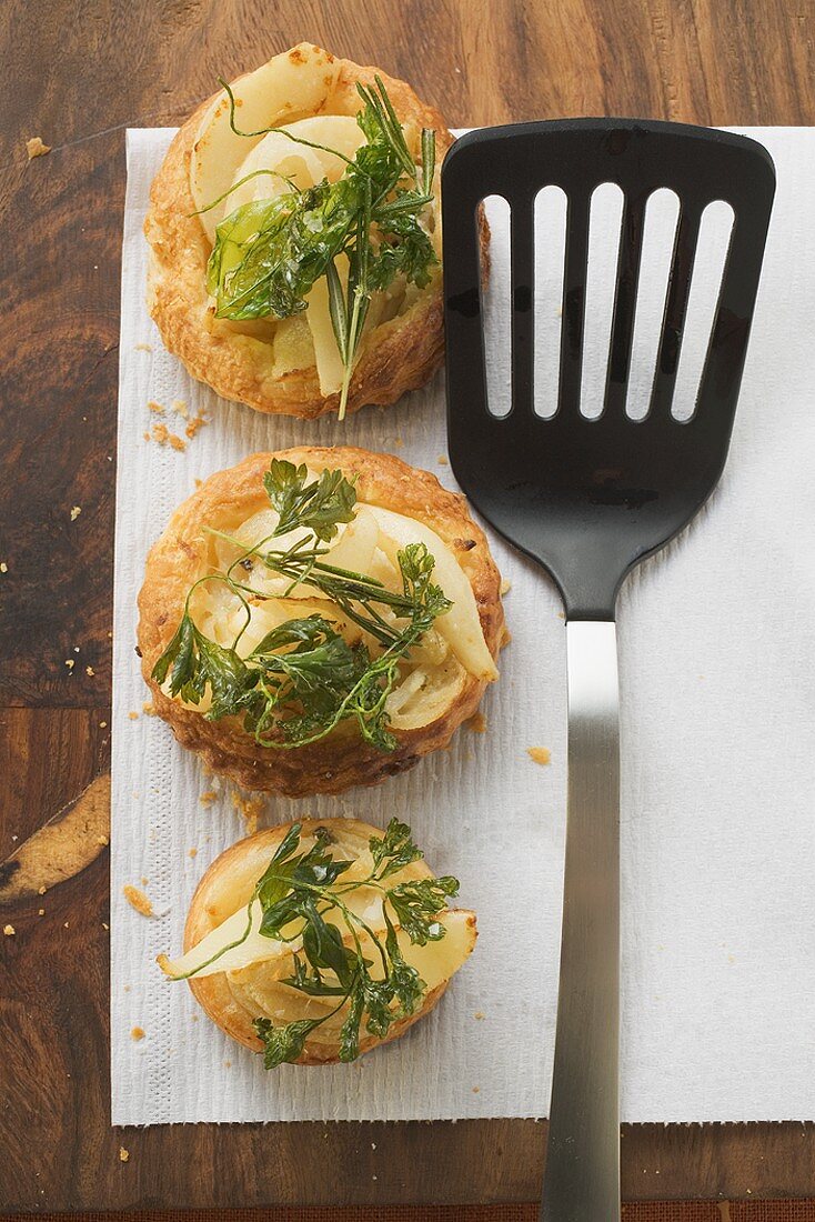 Savoury pear patties with deep-fried parsley