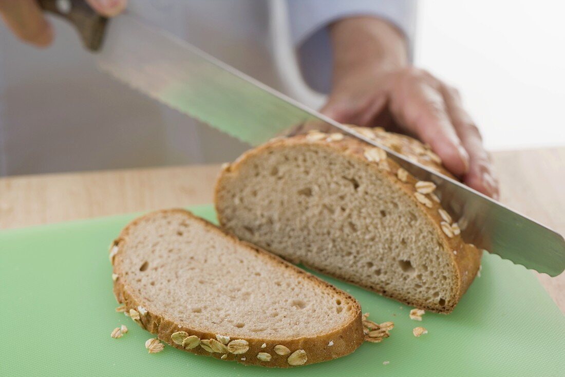 Vollwertbrot in Scheiben schneiden