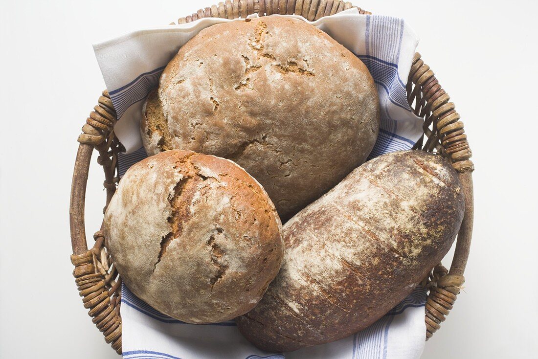 Drei rustikale Brote im Brotkorb