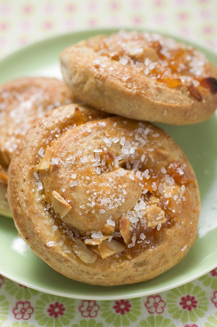 Hefeschnecken mit Zucker und Mandelblättchen