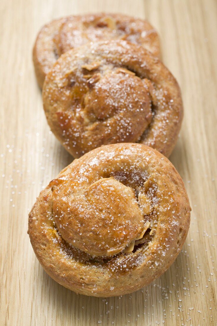 Hefeschnecken mit Zucker und Mandelblättchen