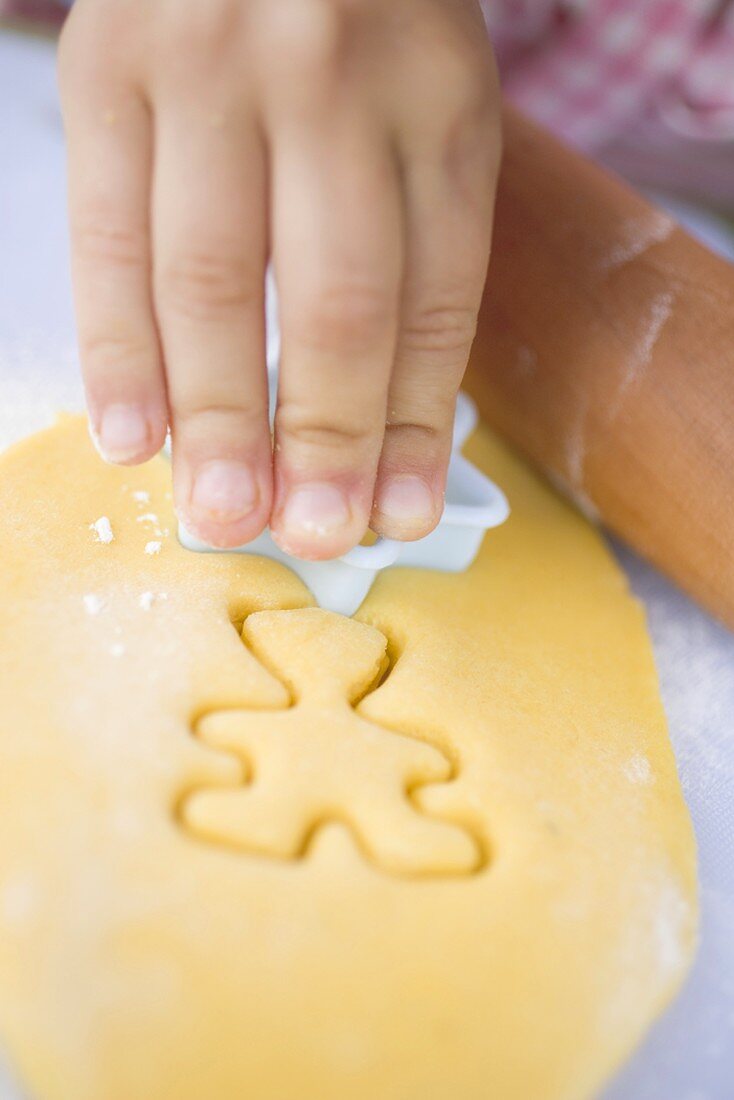 Kind sticht Plätzchen aus