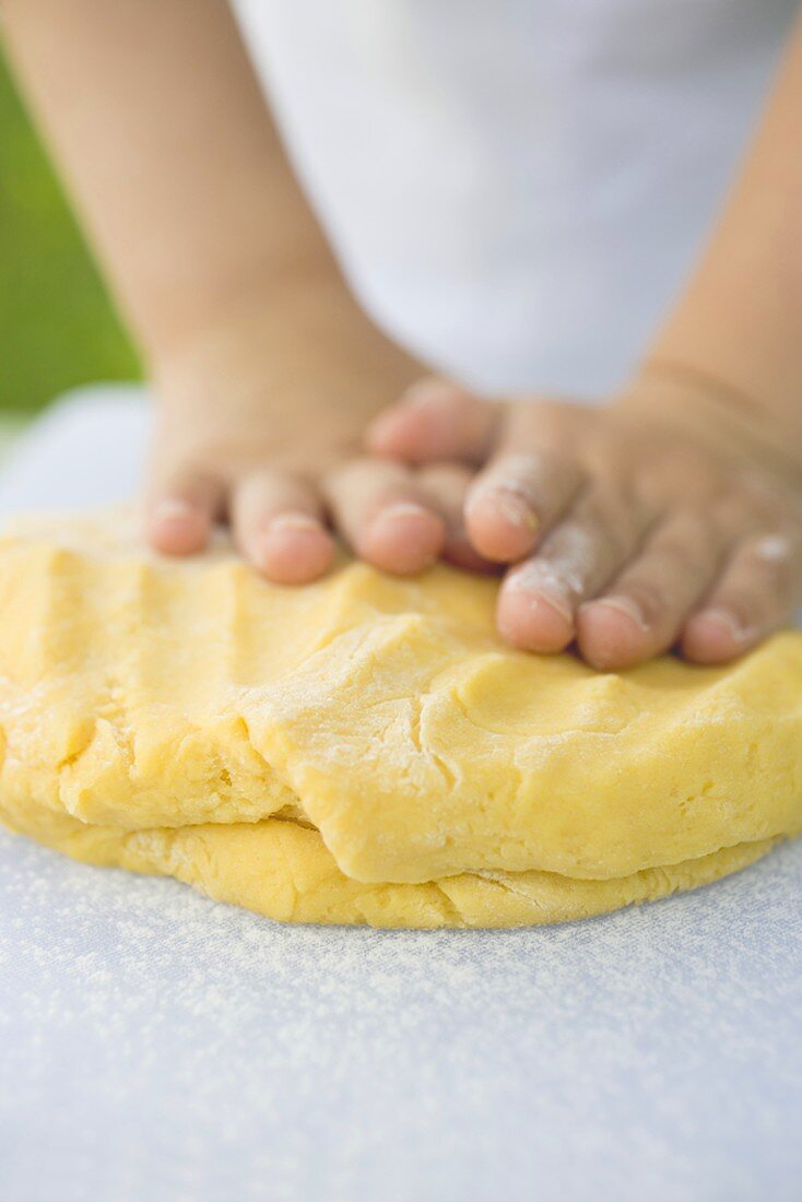 Kinderhände kneten Teig