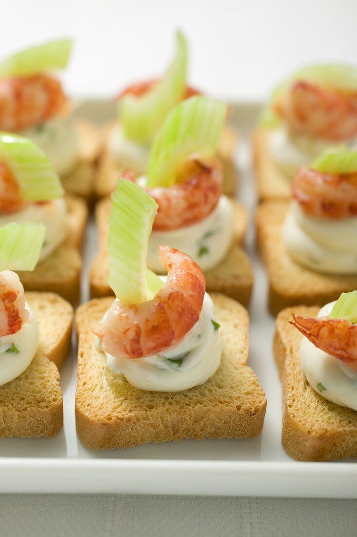 Herb quark, shrimps and celery on toasts