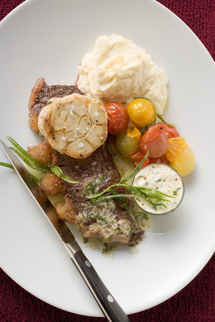 Rindersteak mit Knoblauch, Kirschtomaten und Kartoffelpüree