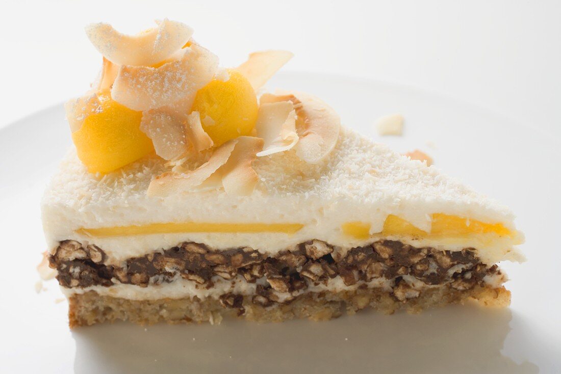 Stück kreolische Torte mit Mango und Pecannüssen