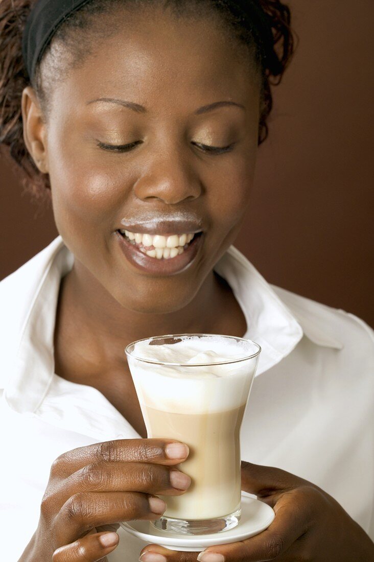 Frau trinkt Latte Macchiato