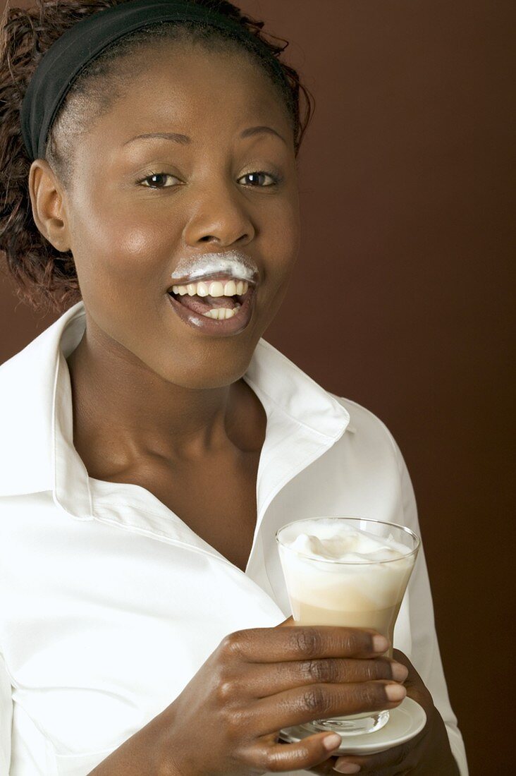 Frau trinkt Latte Macchiato