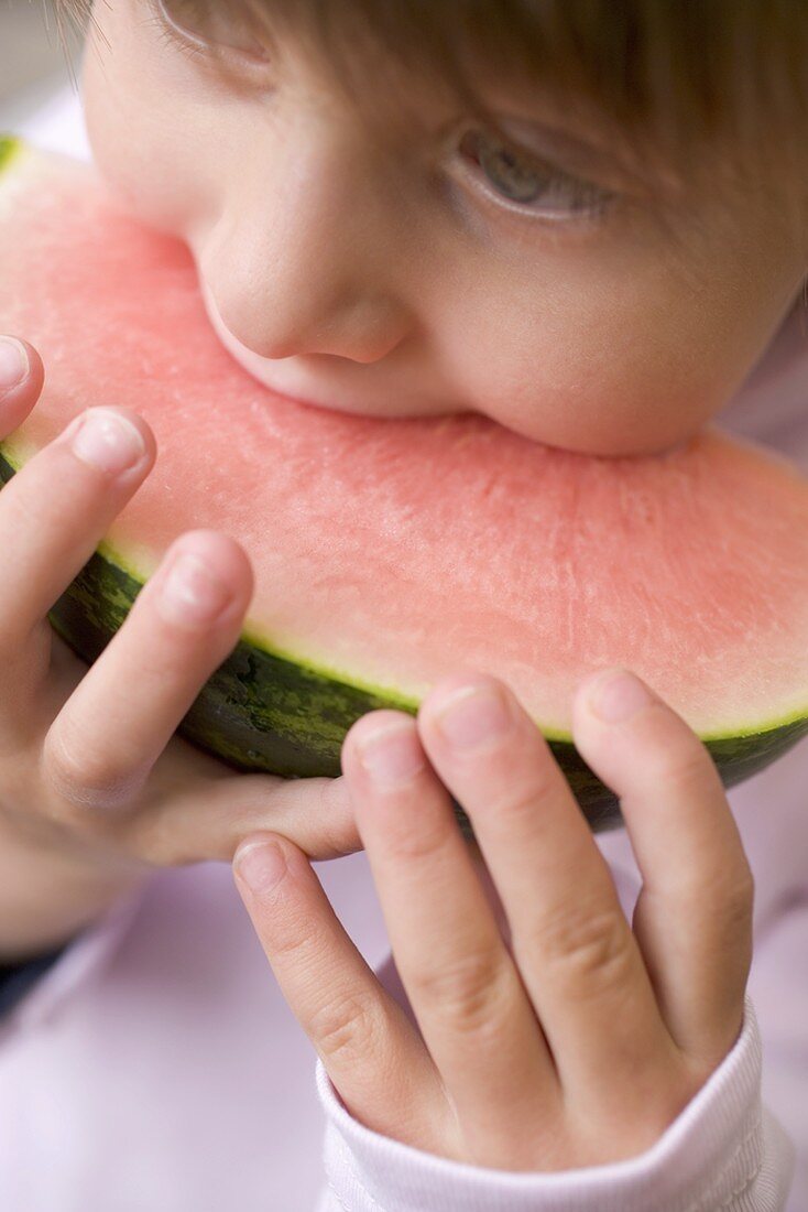 Kind beisst im Wassermelone