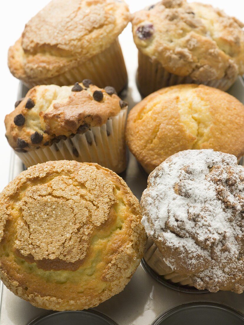 Verschiedene Muffins im Muffinblech