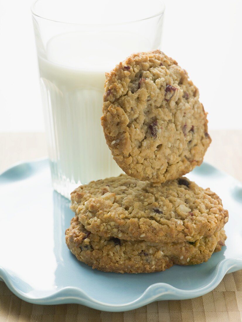 Chocolate Chip Cookies und Glas Milch