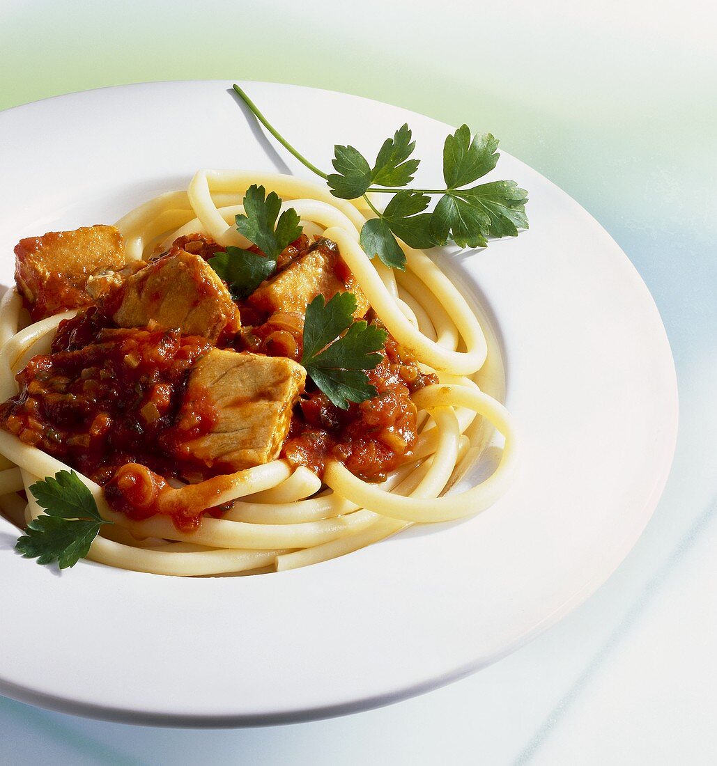 Makkaroni mit Schwertfisch und Tomatensauce