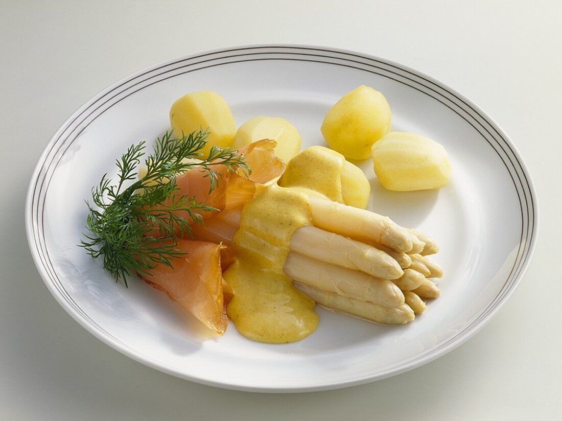 Spargel mit Currysauce, Räucherlachs und Kartoffeln