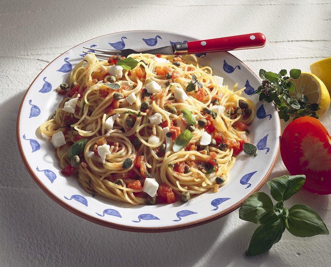 Spaghetti with tomatoes, capers and mozzarella