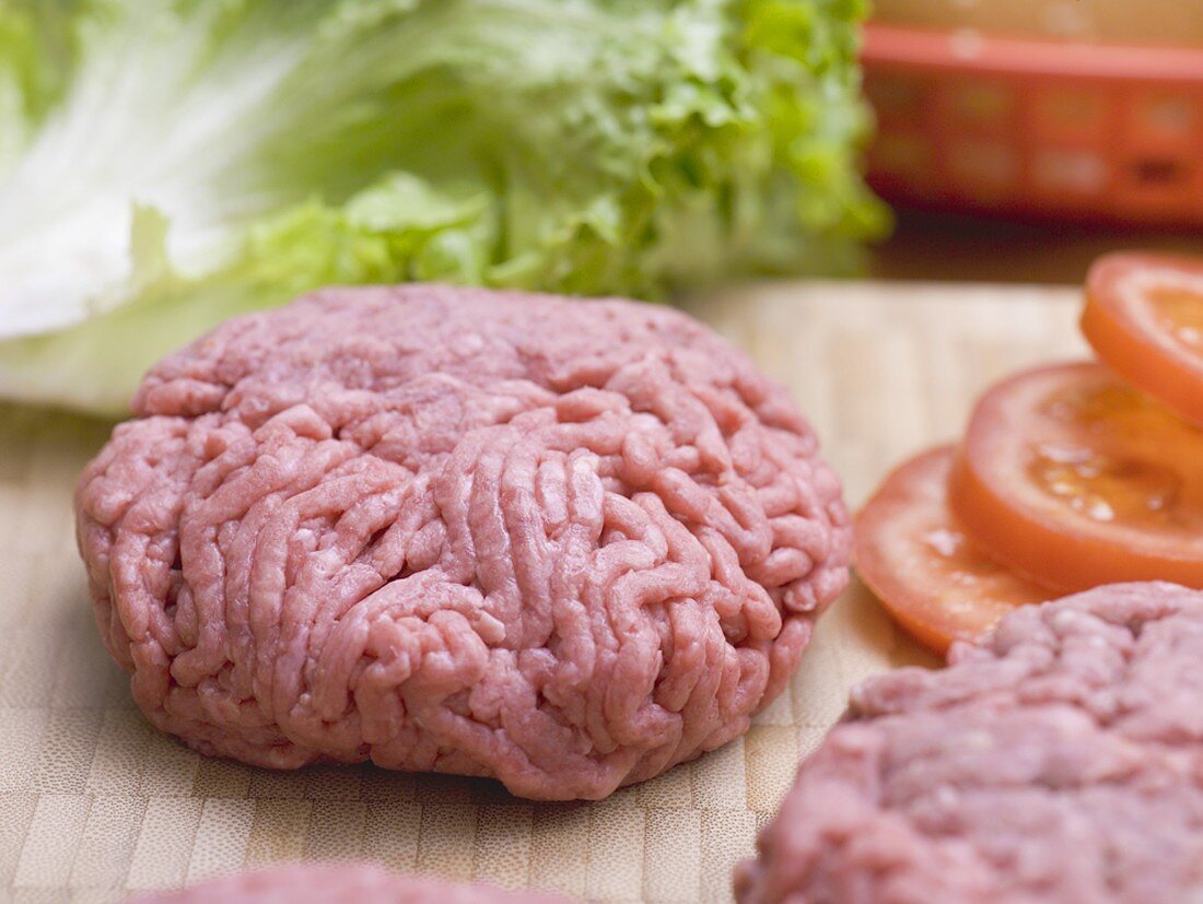 Zutaten für Hamburger: Frikadellen, Tomaten, Blattsalat