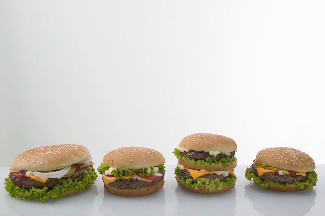 Vier Cheeseburger nebeneinander
