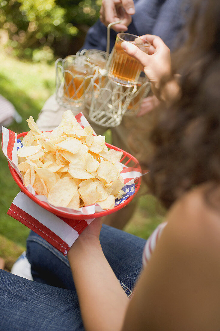 Junge Leute mit Chips und Eistee am 4th of July (USA)
