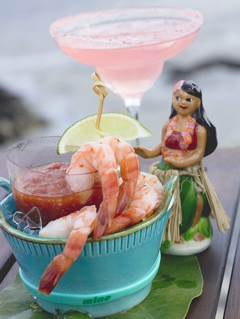 Shrimps mit Dip, Cocktail im Hintergrund