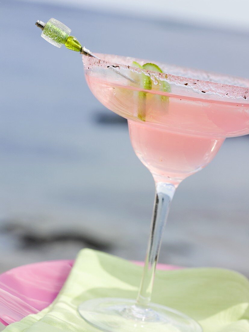 Rosafarbener Cocktail im Glas mit Zuckerrand