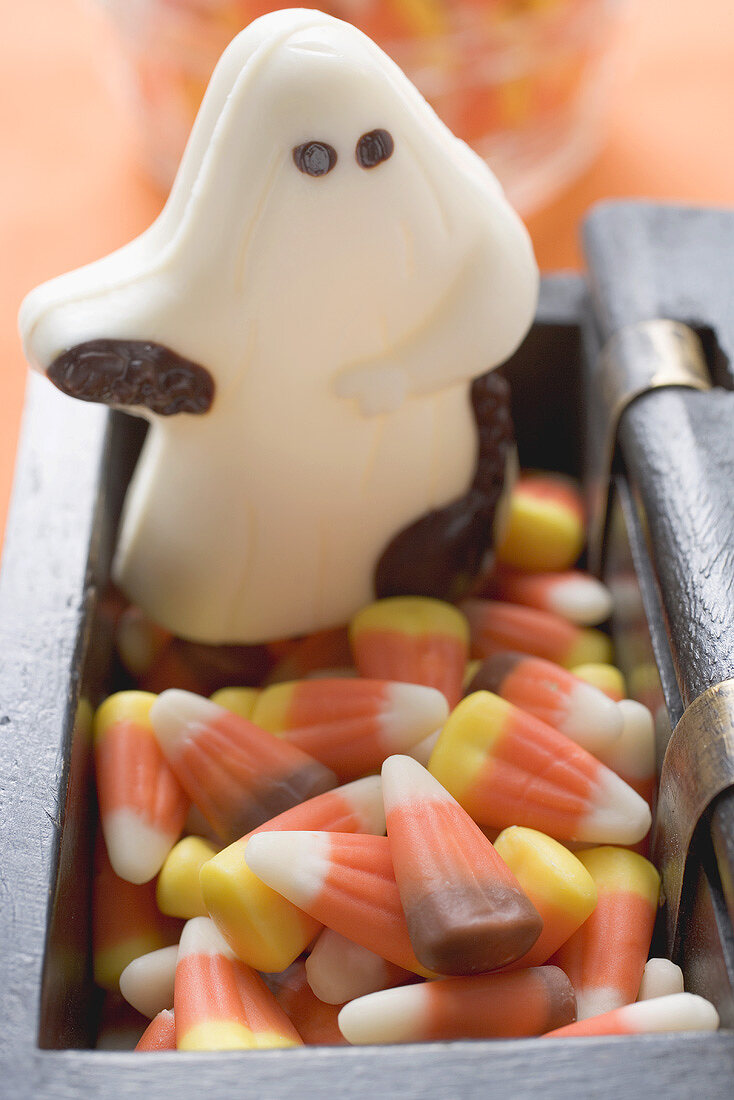 Weisses Schokoladengespenst und Candy Corn für Halloween