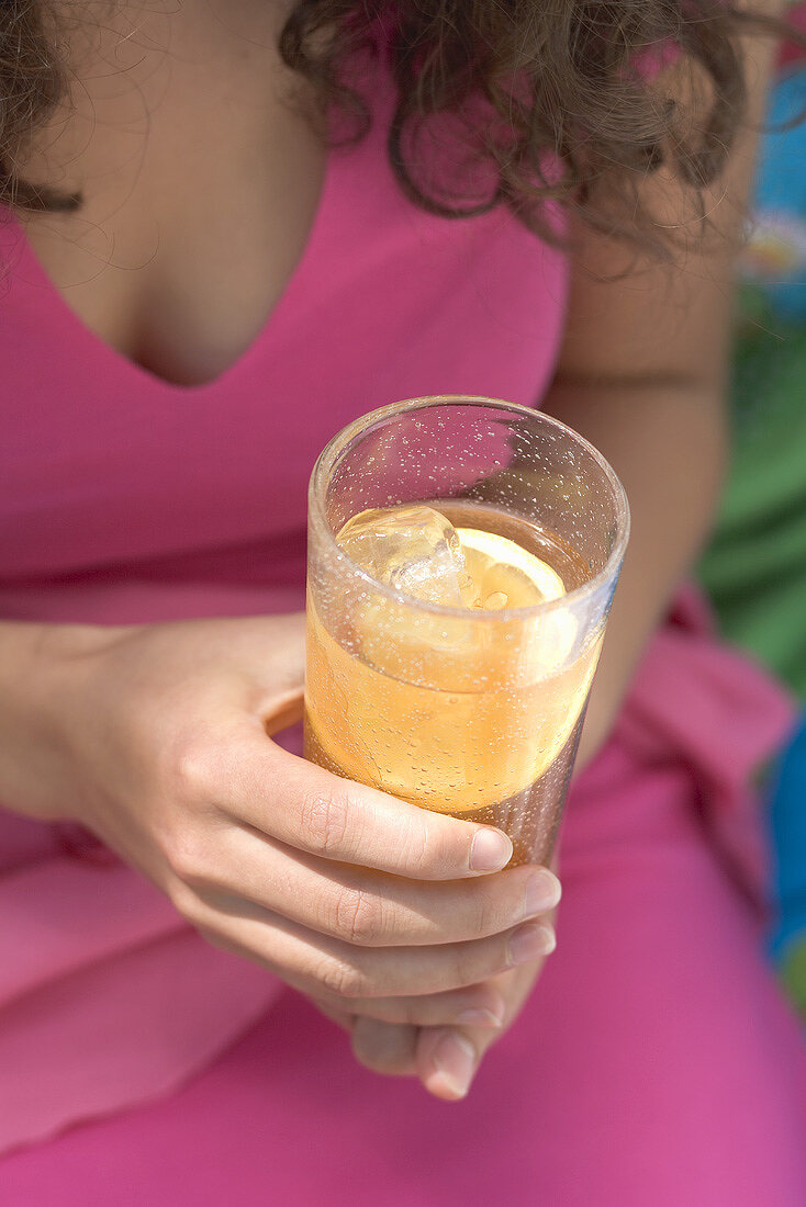 Frau hält Glas Eistee