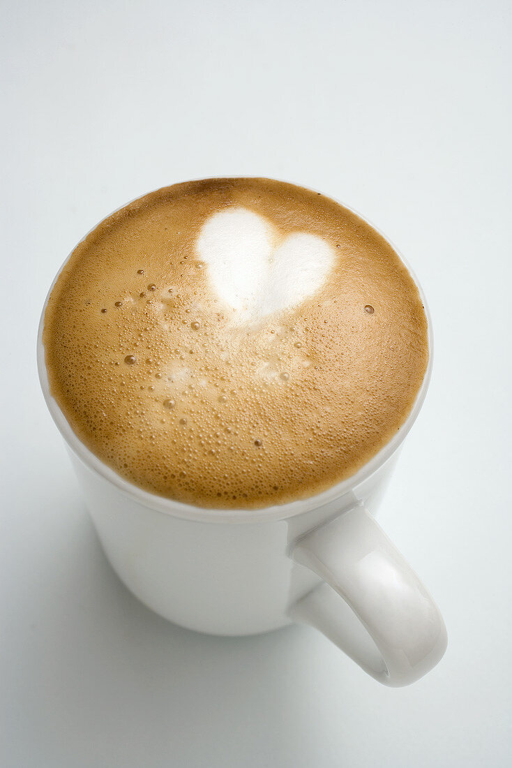 Tasse Cappucchino mit Herz im Milchschaum