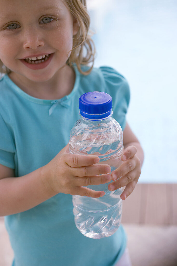 Kleines Mädchen hält Wasserflasche