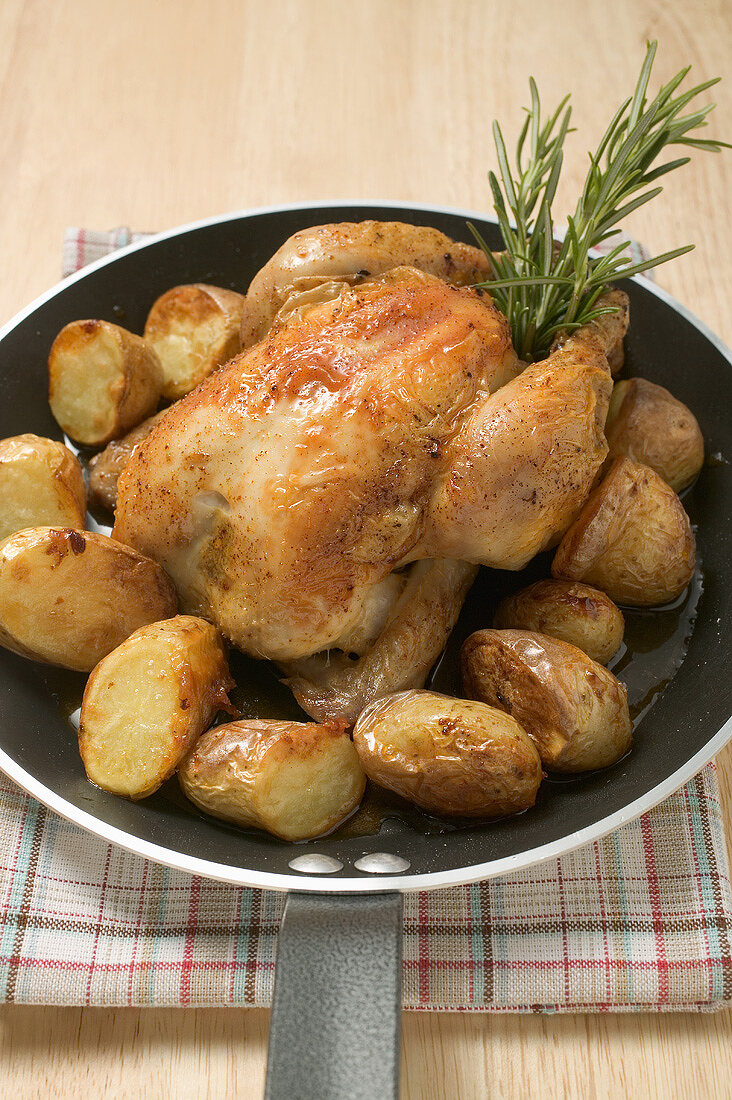 Hähnchen mit Bratkartoffeln in Pfanne