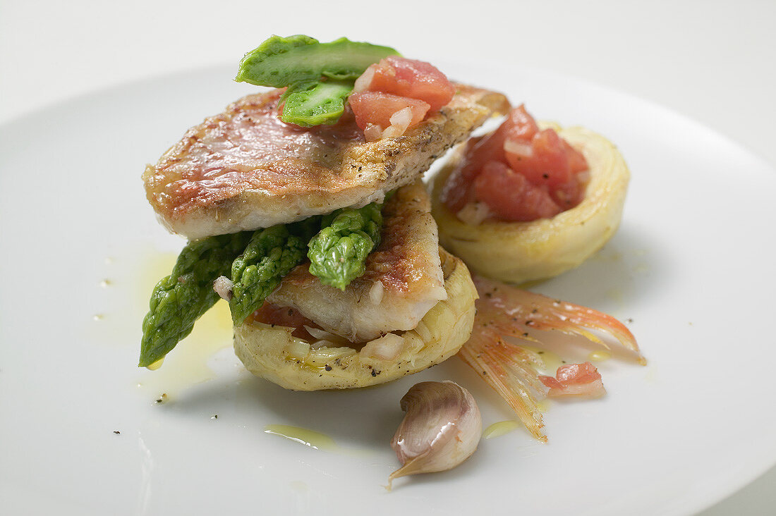 Pastetchen mit Rotbarbe, Spargel und Tomaten