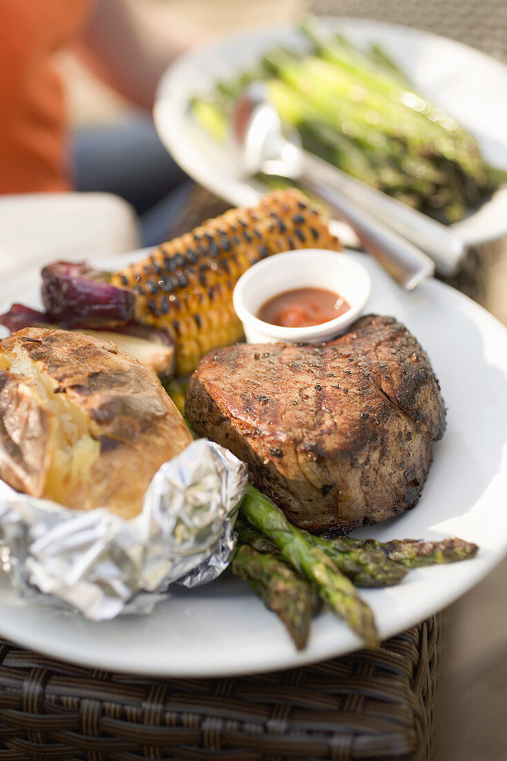 Gegrilltes Rindersteak mit Baked Potatoe, Maiskolben, Spargel