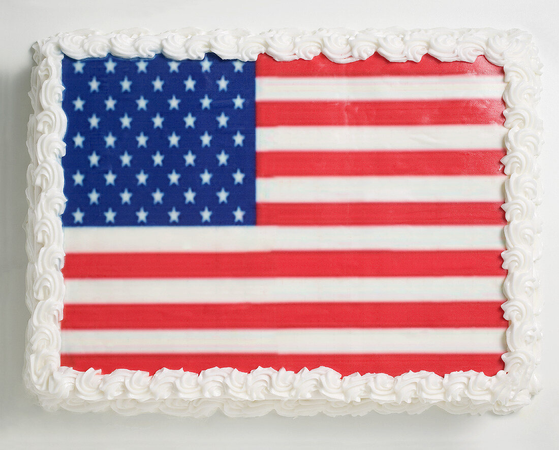 Festliche Torte mit USA-Flaggen-Deko zum 4th of July
