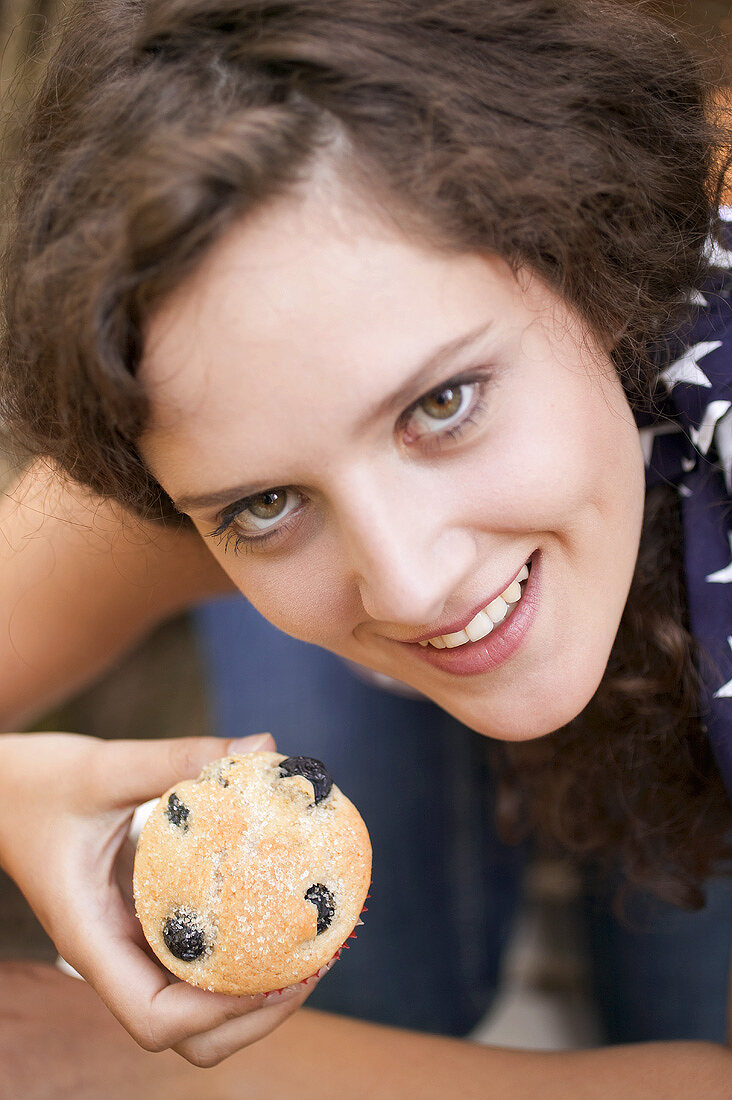 Frau hält Heidelbeermuffin (USA)