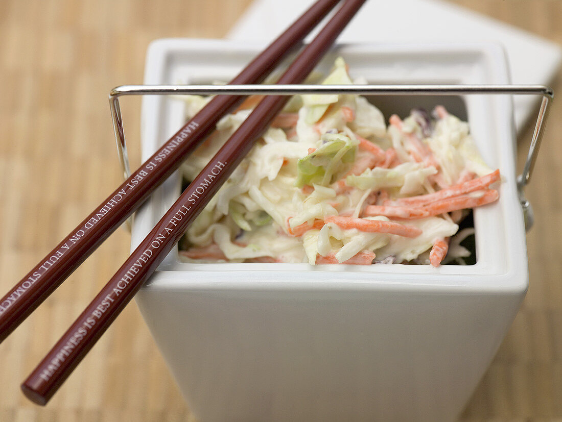 Coleslaw (Kohlsalat, USA) in weißem Behälter mit Essstäbchen